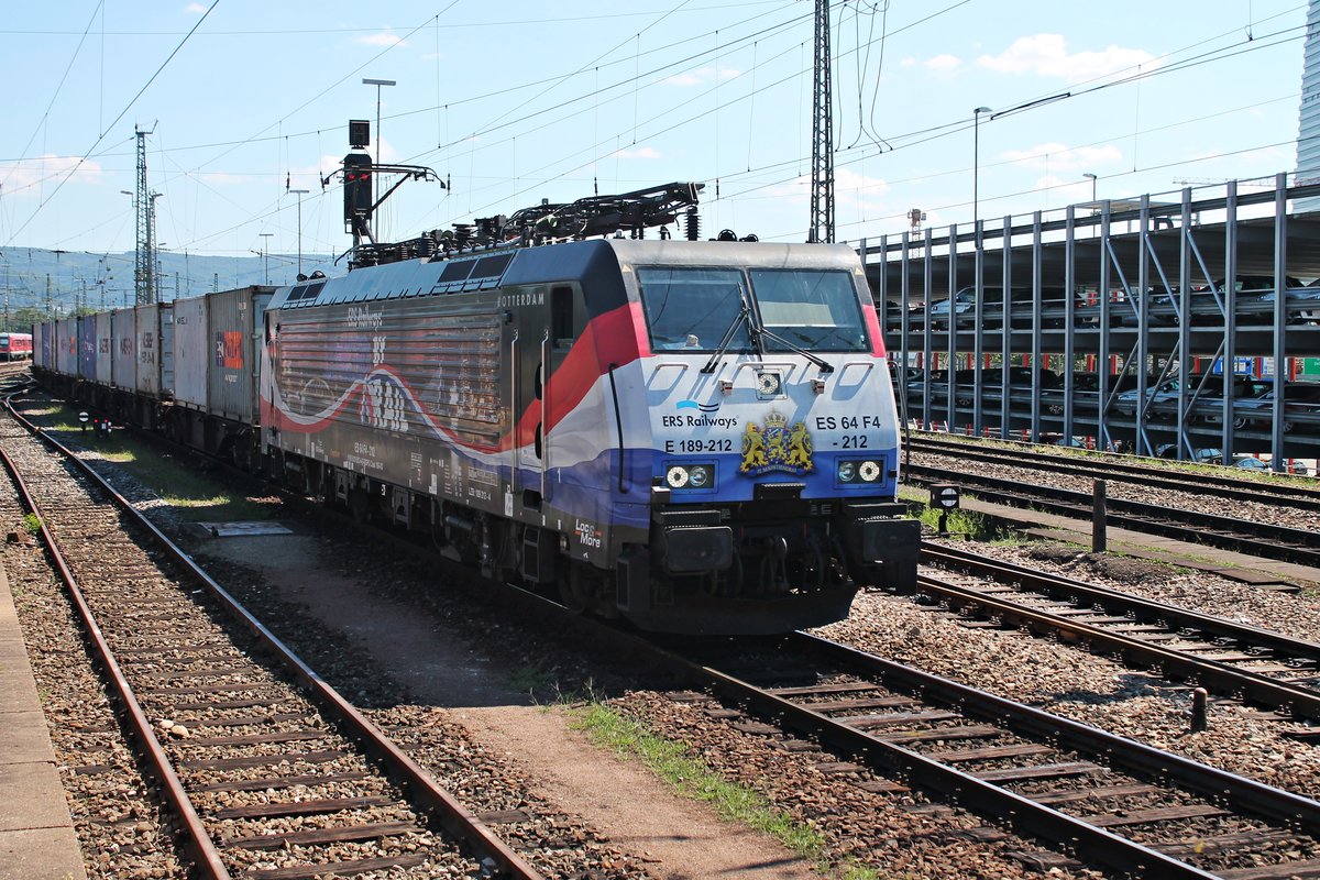 Mit einem Containerzug nach Rotterdam Waalhaven fuhr am 03.08.2015 die ES 64 F4-212 (189 212-4)  Linked by Rail  durch den Badiscehn Bahnhof von Basel über Gleis 2 in Richtung Norden.