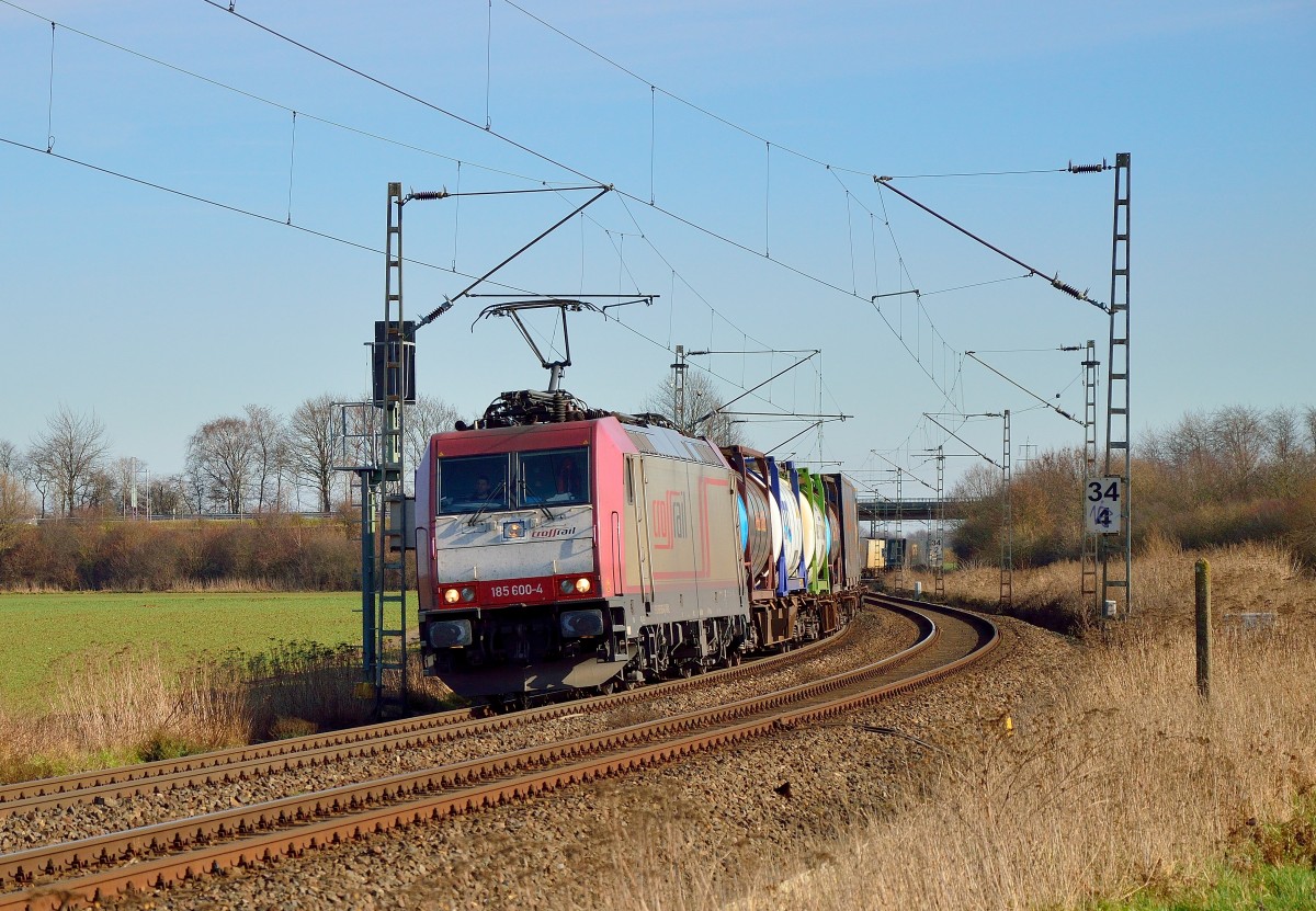 Mit einem Containerzug die Noithausener Kurve hinauf kommend ist hier die Crossrail 185 600-4 am Sonntagmorgen bei Gubberath zu sehen. 23.2.2014