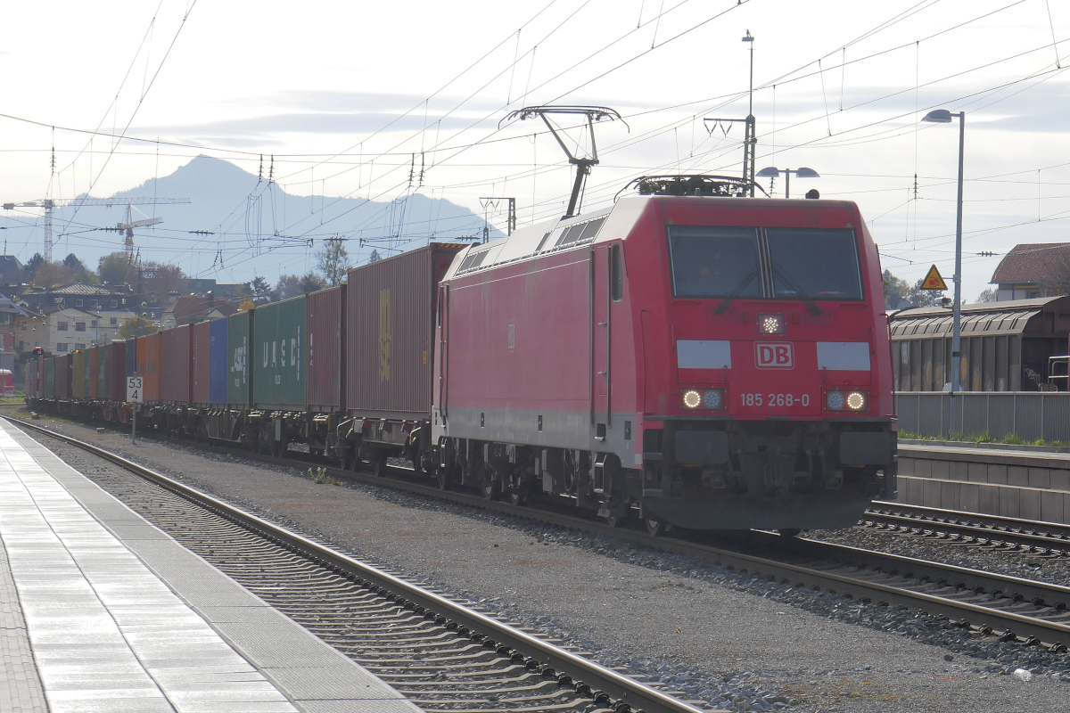 Mit einem Containerzug von den Nordseehäfen nach Salzburg durchfährt die 185 268 den Bahnhof Traunstein. Im Container-Terminal Salzburg geht die Lok vom Zug und fährt leer zurück nach Freilassing, wo sie auf die Rückleistung wartet.
Donnerstag, 3. November 2022, 13.49 Uhr