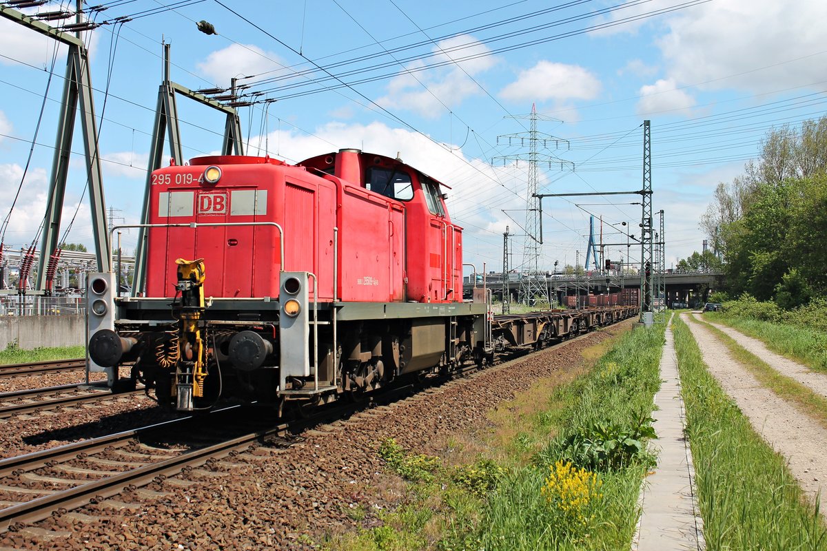 Mit einem Containerzug rangierte am 26.05.2015 die 295 019-4 beim Umspannwerk in Hamburg Waltershof.