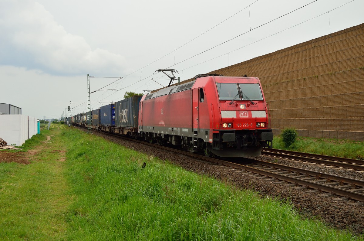 Mit einem Containerzug in Richtung Neuss fahrend kommt die 185 226-8  bei Allerheiligen durch gefahren. 27.4.2014