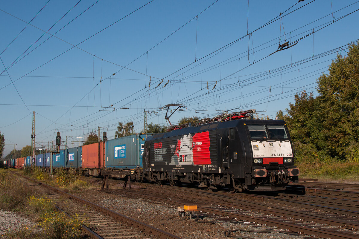 Mit einem Containerzug in Richtung Polen fährt 189 209-0 durch Magdeburg-Sudenburg. Fotografiert am 09.10.2021