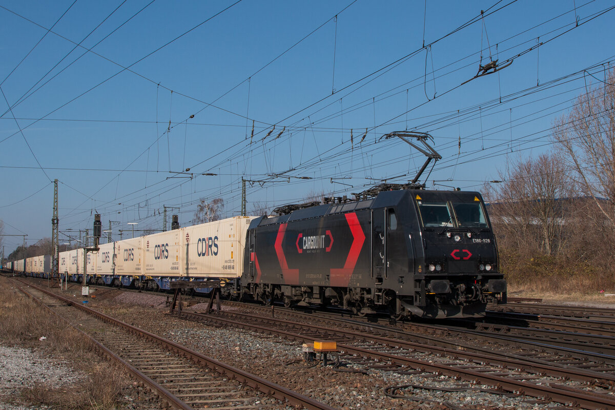 Mit einem Containerzug in Richtung Polen durchfährt Cargounit 186 928 (370 040-5) den Bahnhof Magdeburg-Sudenburg. Fotografiert am 26.03.2022. Standort nicht im Gleisbereich, wirkt nur durch den Bildzuschnitt so. 