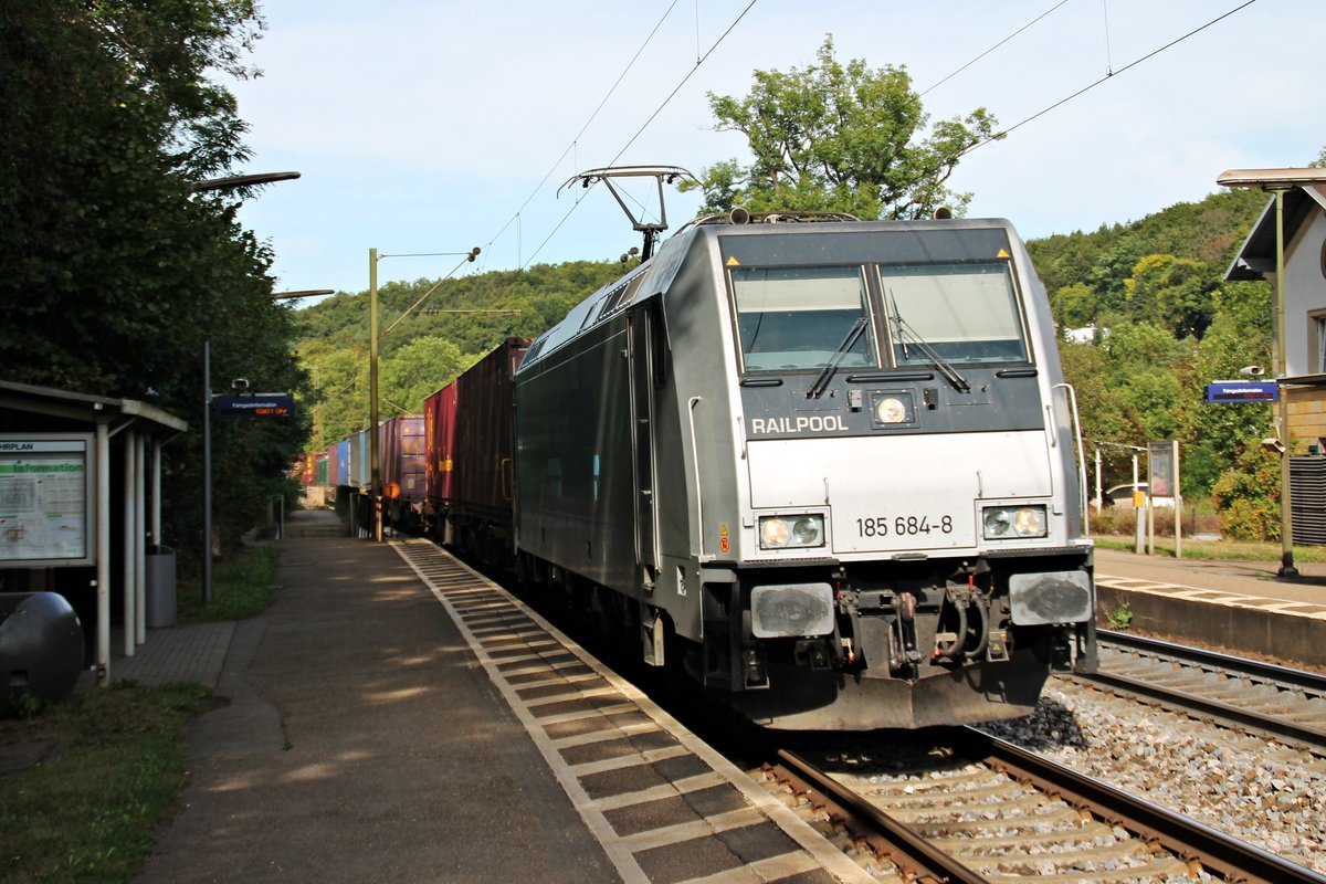 Mit einem Containerzug in Richtung Süden, fuhr am 27.08.2015 die Railpool/RTB Cargo 185 684-8 durch den Hp Etterzhausen in Richtung Regensburg.