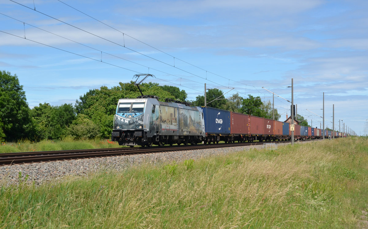 Mit einem Containerzug Richtung Tschechien rollte 386 020 von Metrans am 21.06.20 durch Braschwitz gen Halle(S).