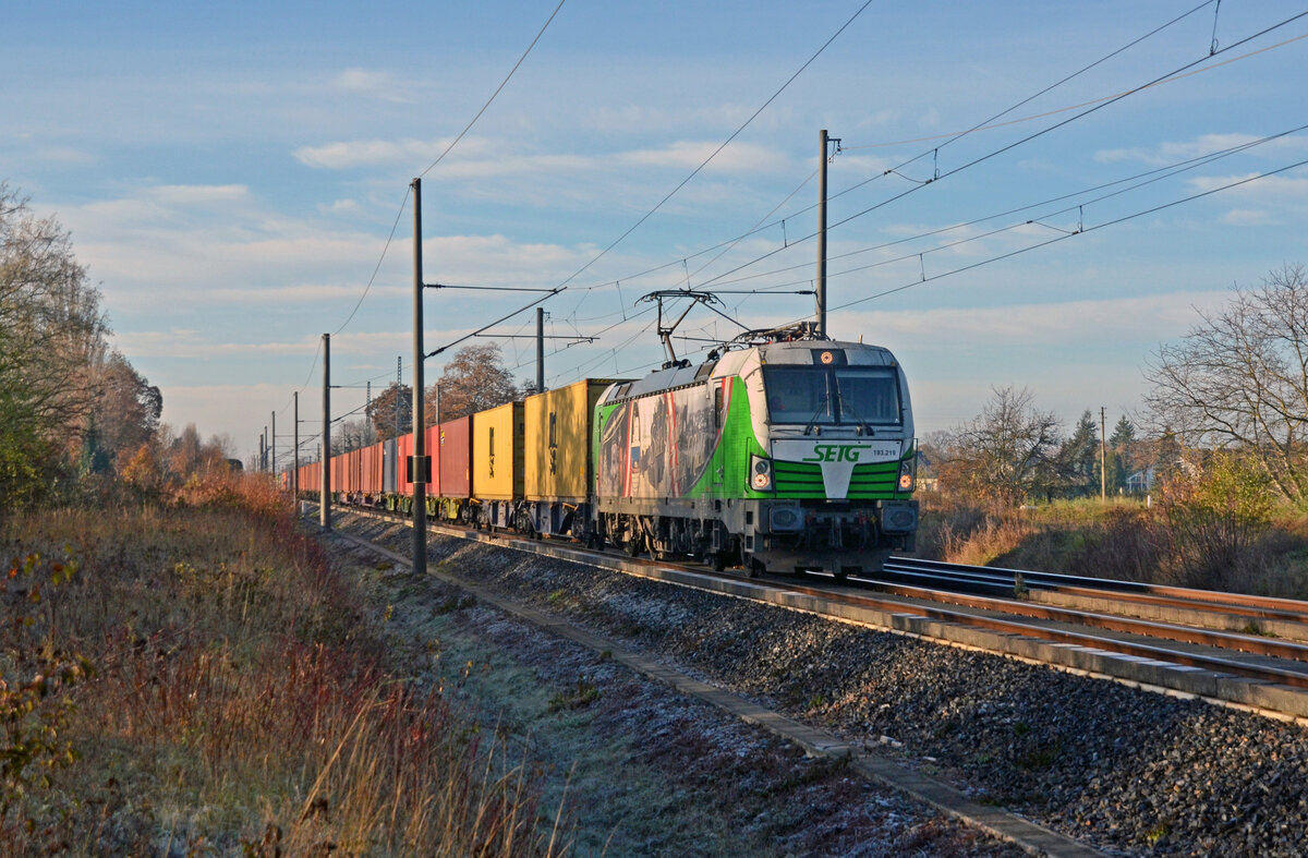 Mit einem Containerzug rollt 193 219 der SETG am 27.11.22 durch Brehna Richtung Bitterfeld.