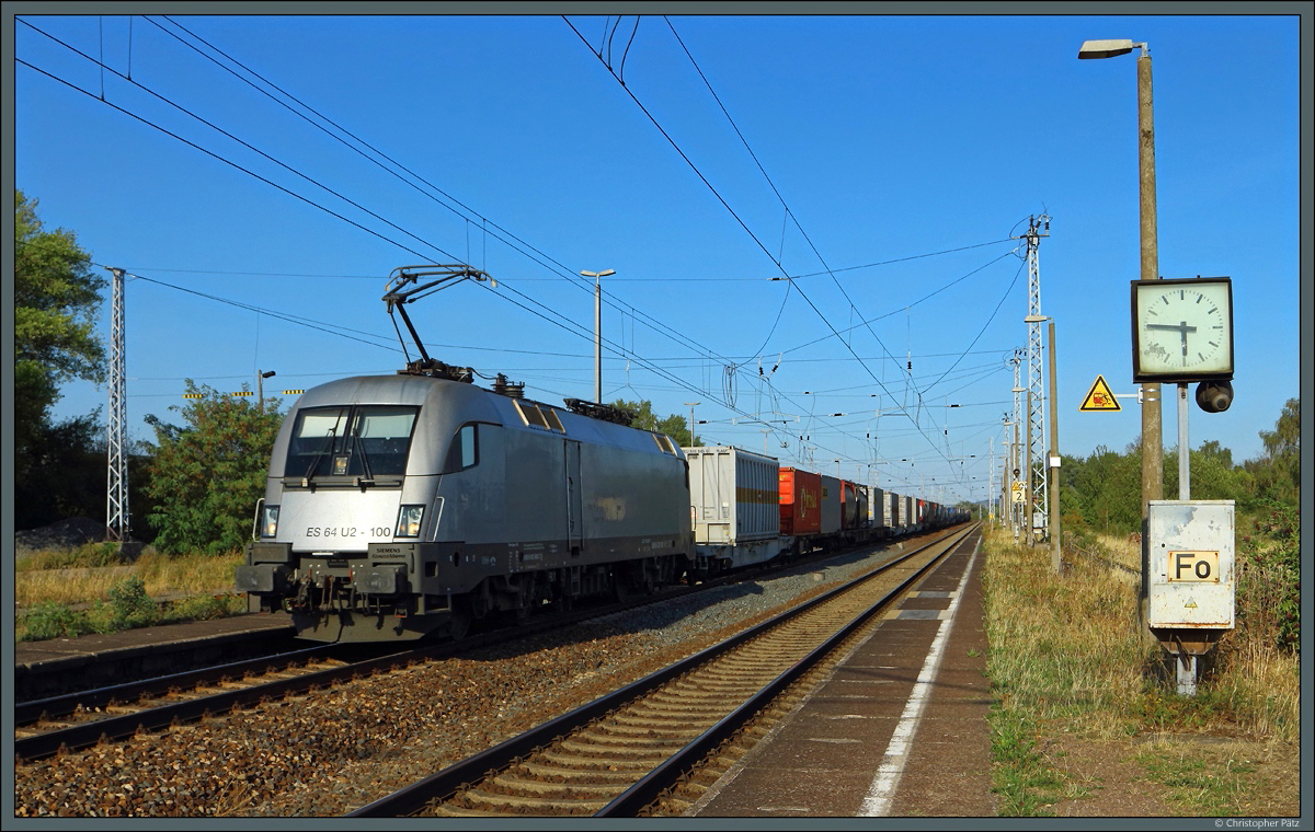 Mit einem Containerzug rollt ES 64 U2-100 der Wiener Lokalbahnen Cargo am 19.08.2018 durch den Bahnhof Berga-Kelbra.