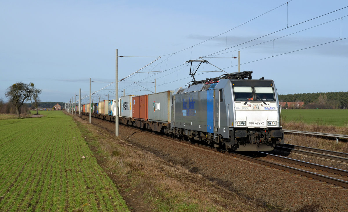 Mit einem Containerzug rollte 186 422 der Rurtalbahn am 25.02.17 durch Rodleben Richtung Roßlau.