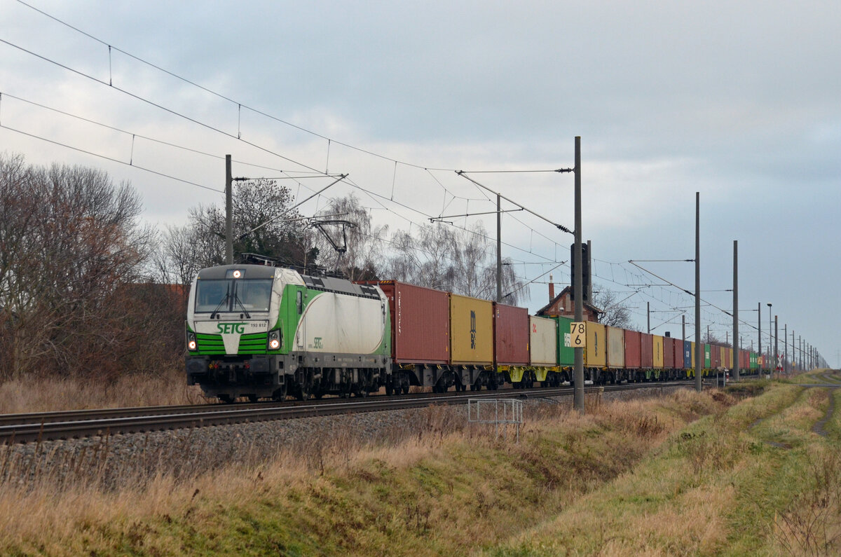 Mit einem Containerzug rollte 193 812 der SETG am 15.12.21 durch Braschwitz Richtung Halle(S).