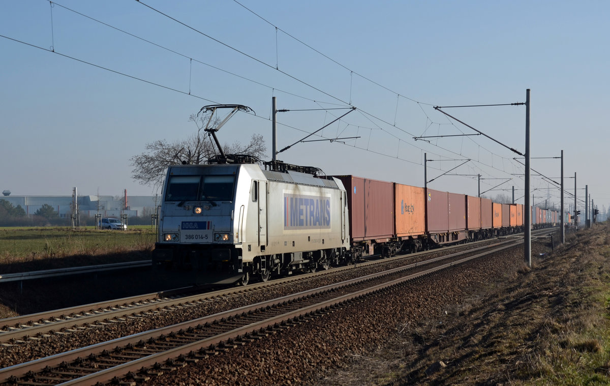 Mit einem Containerzug rollte 386 014 am 15.02.17 durch Rodleben Richtung Magdeburg.