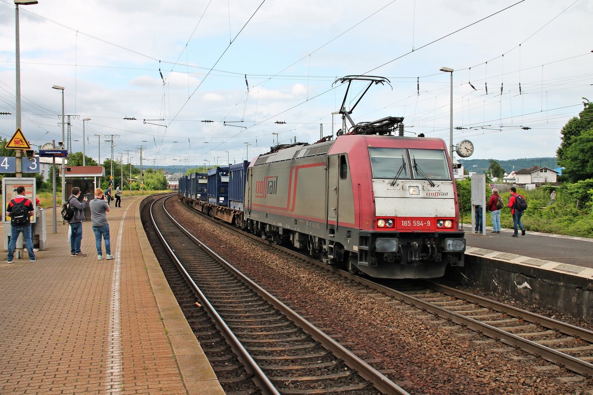 Mit einem Containerzug (Stahlzug) fuhr am 18.06.2016 die Beacon Rail/Crossrail 185 594-9 durch den Haltepunkt von Koblenz Lützel in Richtung Hauptbahnhof.