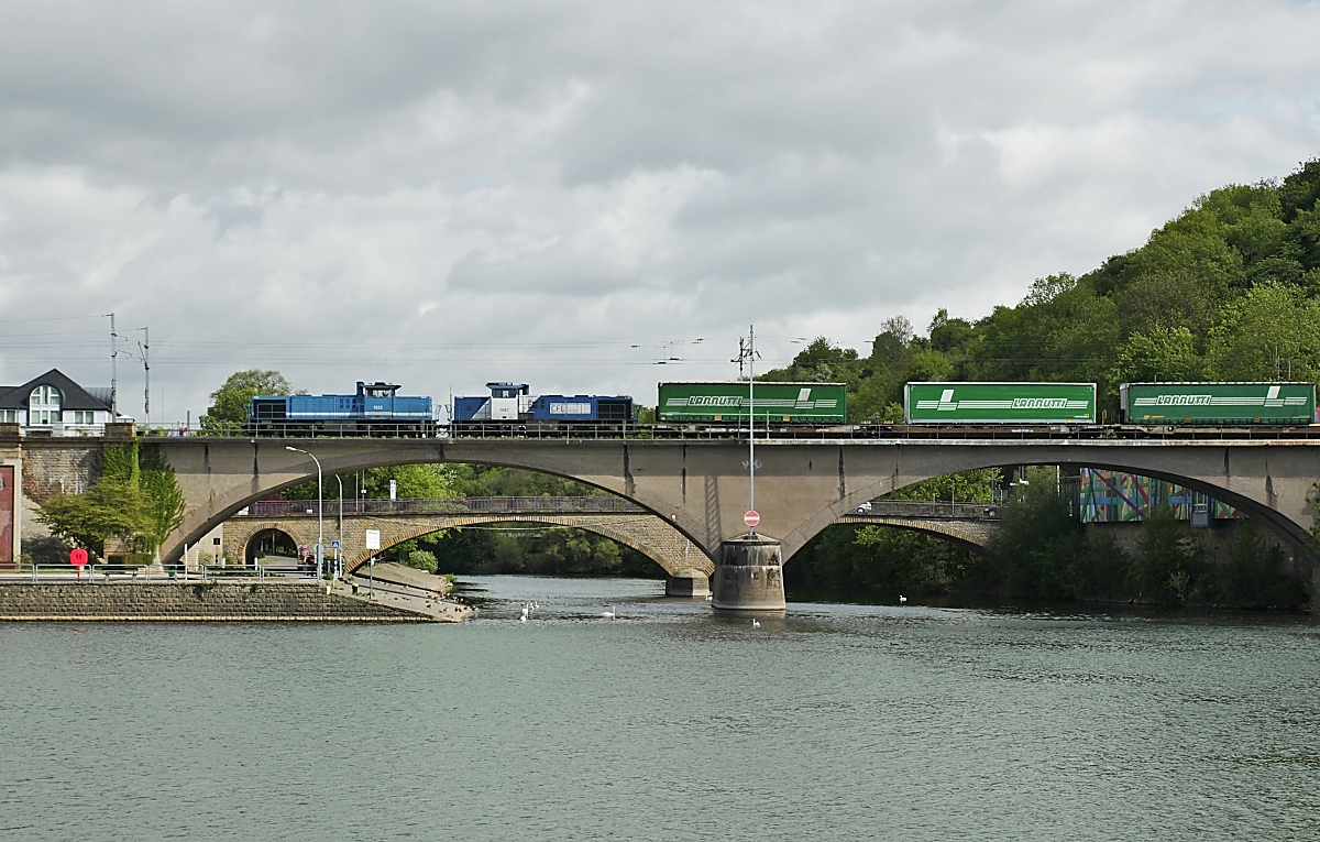 Mit einem Containerzug von Trier nach Luxemburg überqueren CFL 1522 und 1587 am 28.04.2018 die Sauerbrücke bei Wasserbillig und passieren damit auch die deutsch-luxemburgische Grenze