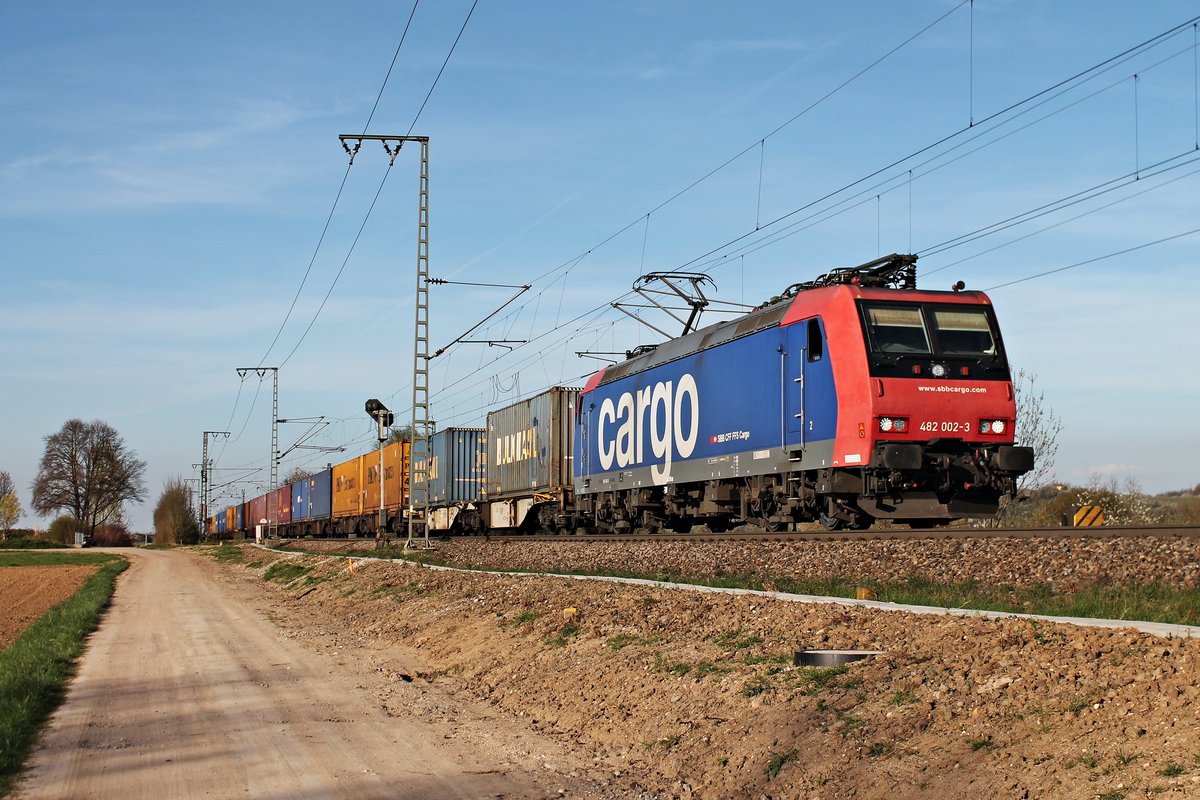 Mit einem Containerzug war am 30.03.2017 die Re 482 002-3 nördlich von Müllheim (Baden) unterwegs in Richtung Schweizer Grenze.