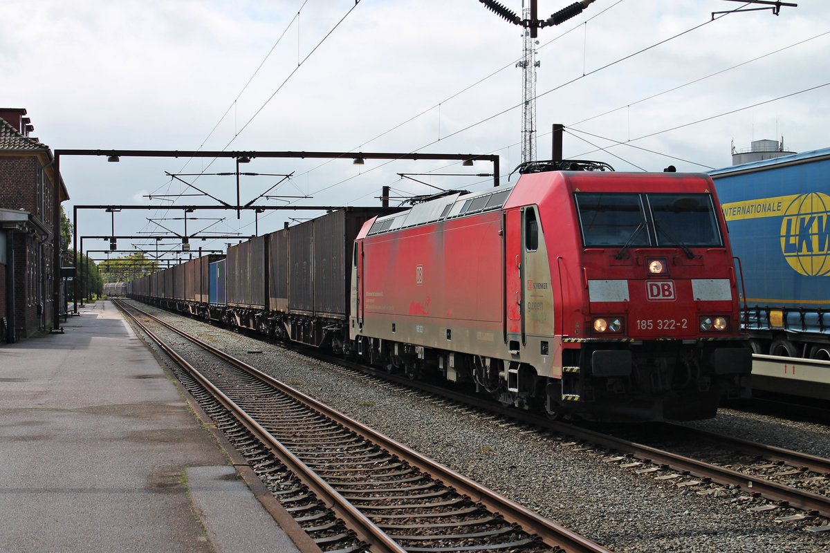 Mit einem Containerzug/leeren Volvo-Teilezug fuhr am 27.05.2015 die 185 322-2 in den Grenzbahnhof von Padborg.