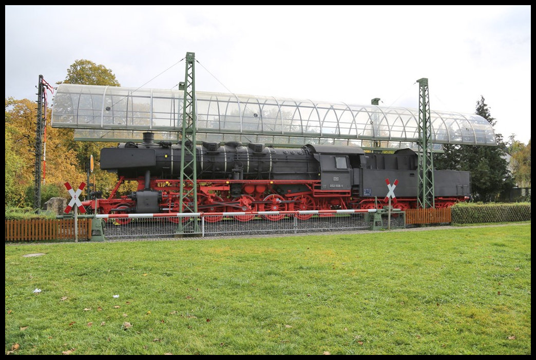 Mit einem Dach über dem Kopf trotzte die Denkmallok 052908-1 auch am 27.10.2023 einem regennassen Tag. Das Denkmal befindet sich in Lauda an der Philipp Adam Ulrich Straße.