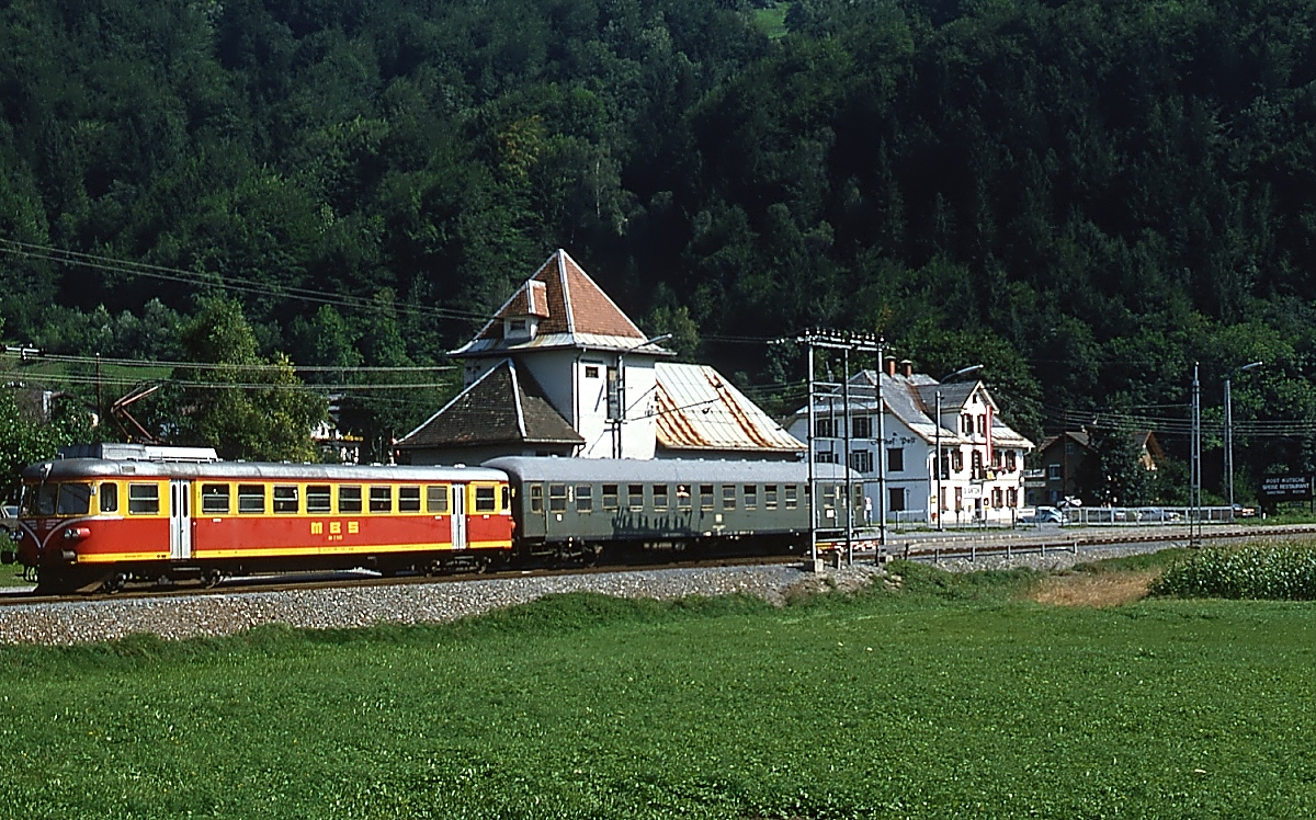 Mit einem DB-Kurswagen verlässt ET 10.103/04 im August 1982 den Kreuzungsbahnhof St. Anton im Montafon in Richtung Bludenz