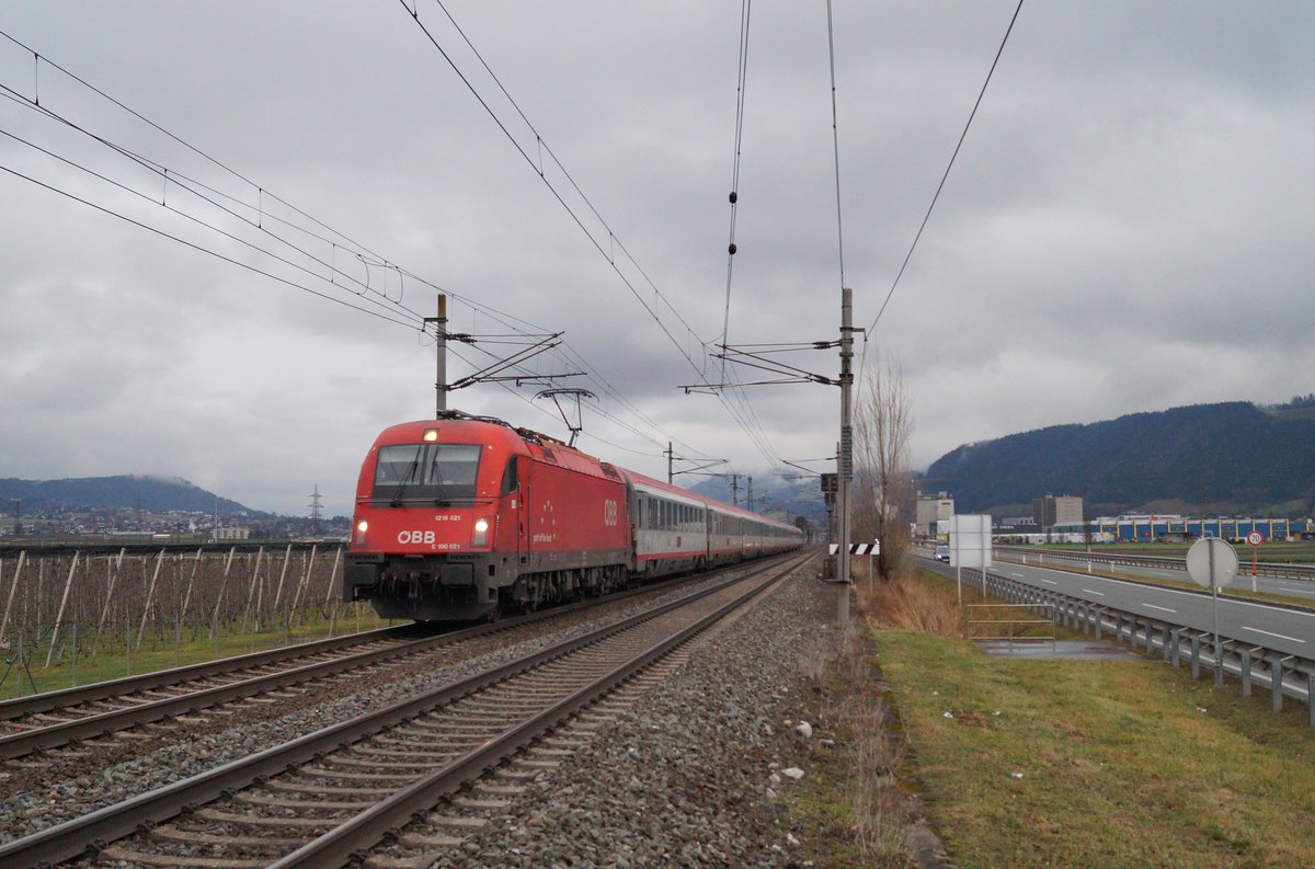 Mit einem DB-ÖBB-EuroCity wünsche ich allen hier Frohe Weihnachten! 1216 021 brachte den EC 89 am 22.12.2019 von München Hbf nach Italien. In Kürze wird die Leistung die Haltestelle Rum vor den Toren Innsbrucks durchfahren, bevor dann die Fahrt über den Brennerpass Richtung Zielbahnhof Bologna Centrale angetreten wird.