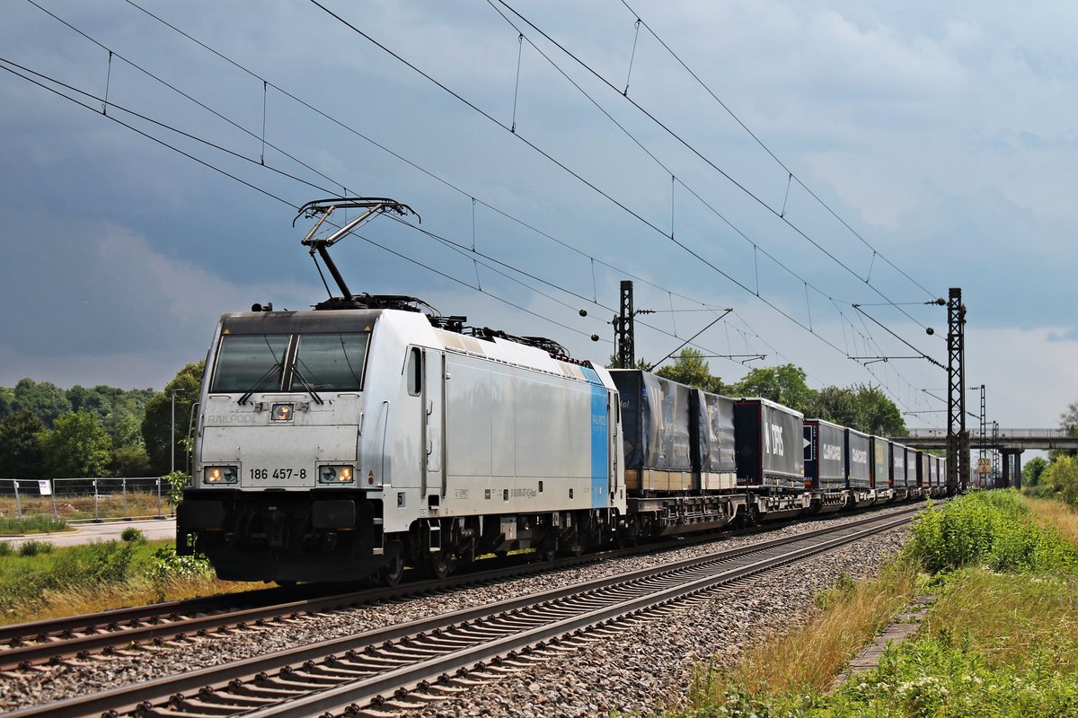 Mit einem  DFDS -KLV fuhr am Nachmittag des 22.07.2017 die Rpool/CTN 186 457-8 südlich von Buggingen am dortigen Industriegebiet vorbei in Richtung Norden.