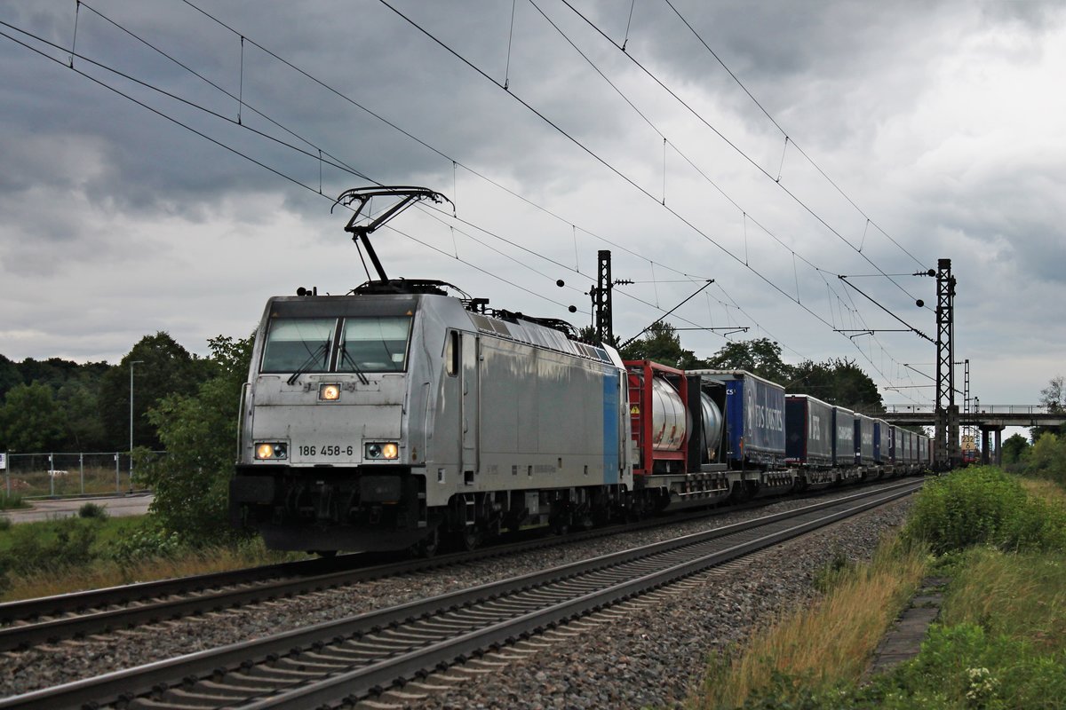 Mit einem  DFDS -KLV nach Rotterdam fuhr am 27.07.2017 die Rpool/CTD 186 458-6 bei Buggingen am dortigen Industriegebiet vorbei in Richtung Freiburg (Breisgau).