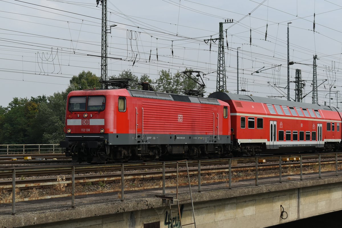 Mit einem Dostock verlässt hier die 112 138 Heilbronn in Richtung Stuttgart. 2.9.2018