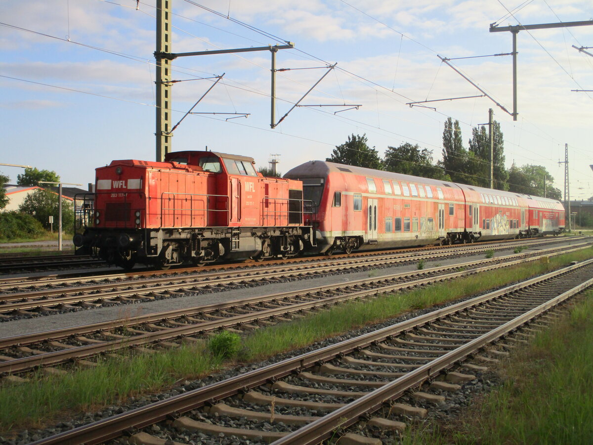 Mit einem Dostos Steuerwagen und zwei Mittelwagen stand die WFL Lok Nr.36,am 20.August 2026,in Bergen/R�gen.