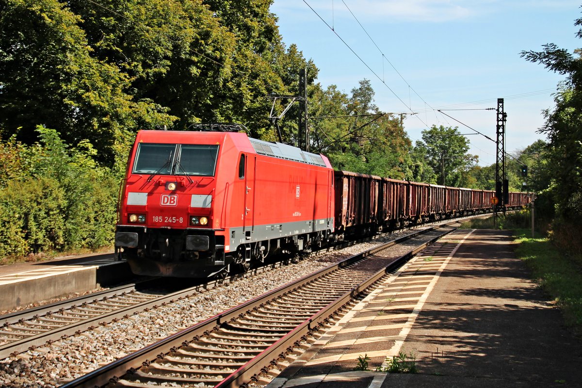 Mit einem E-Wagenzug fuhr am 27.08.2015 die aus Richtung Regensburg kommende 185 245-8 durch den Haltepunkt von Etterzhausen gen Norden.