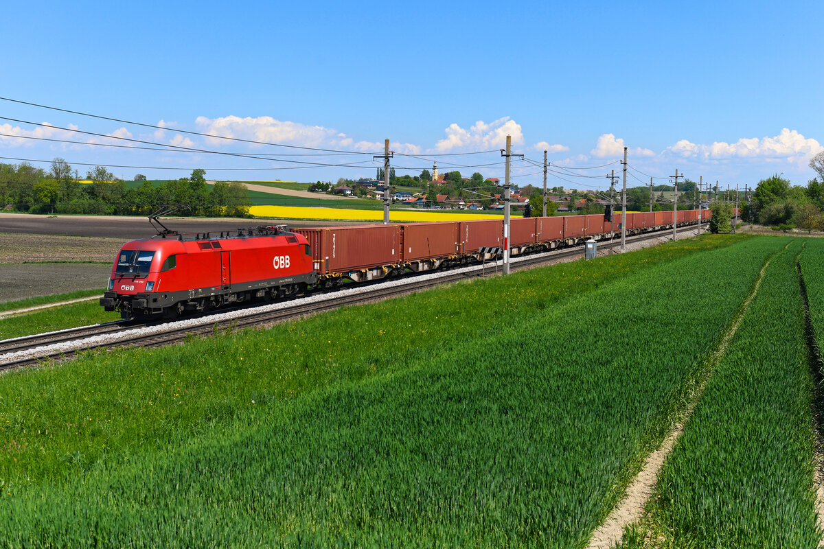 Mit einem einheitlich beladenen Containerzug war am frühen Nachmittag des 01. Mai 2025 die 1116.282 durch das Hausruckviertel in Richtung Passau unterwegs. Bei dem Zug könnte es sich um die Leistung aus der Türkei nach Aalen gehandelt haben. Hierbei werden Bosch Hausgeräte aus türkischer Fertigung nach Deutschland transportiert. 