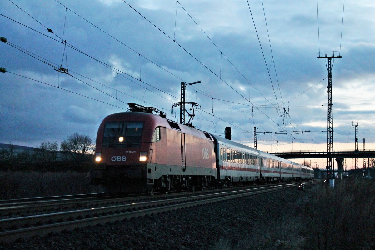Mit einem Ersatz-IC aus Basel fuhr am Abend des 09.12.2017 die 1116 271 bei Müllheim (Baden) durchs Markgräflerland in Richtung Freiburg (Breisgau).