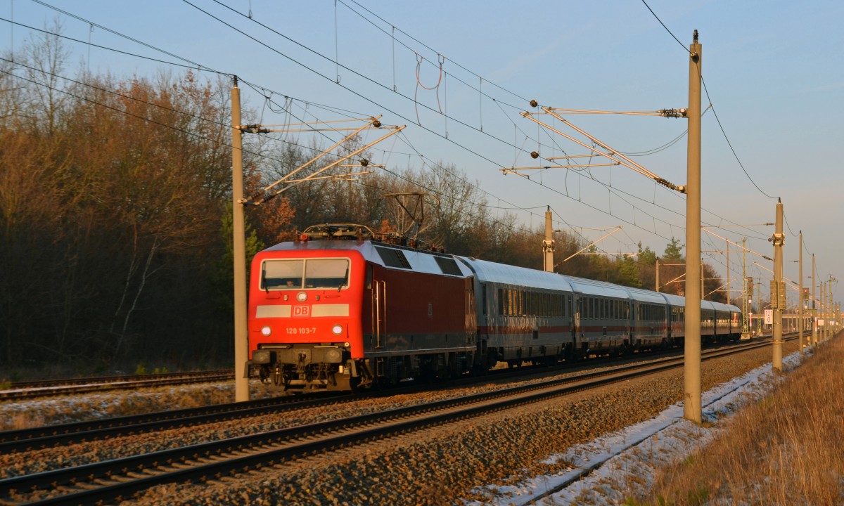 Mit einem Ersatzpark für den ausgefallenen ICE 1511 passiert 120 103 am Neujahrstag 2015 Burgkemnitz.