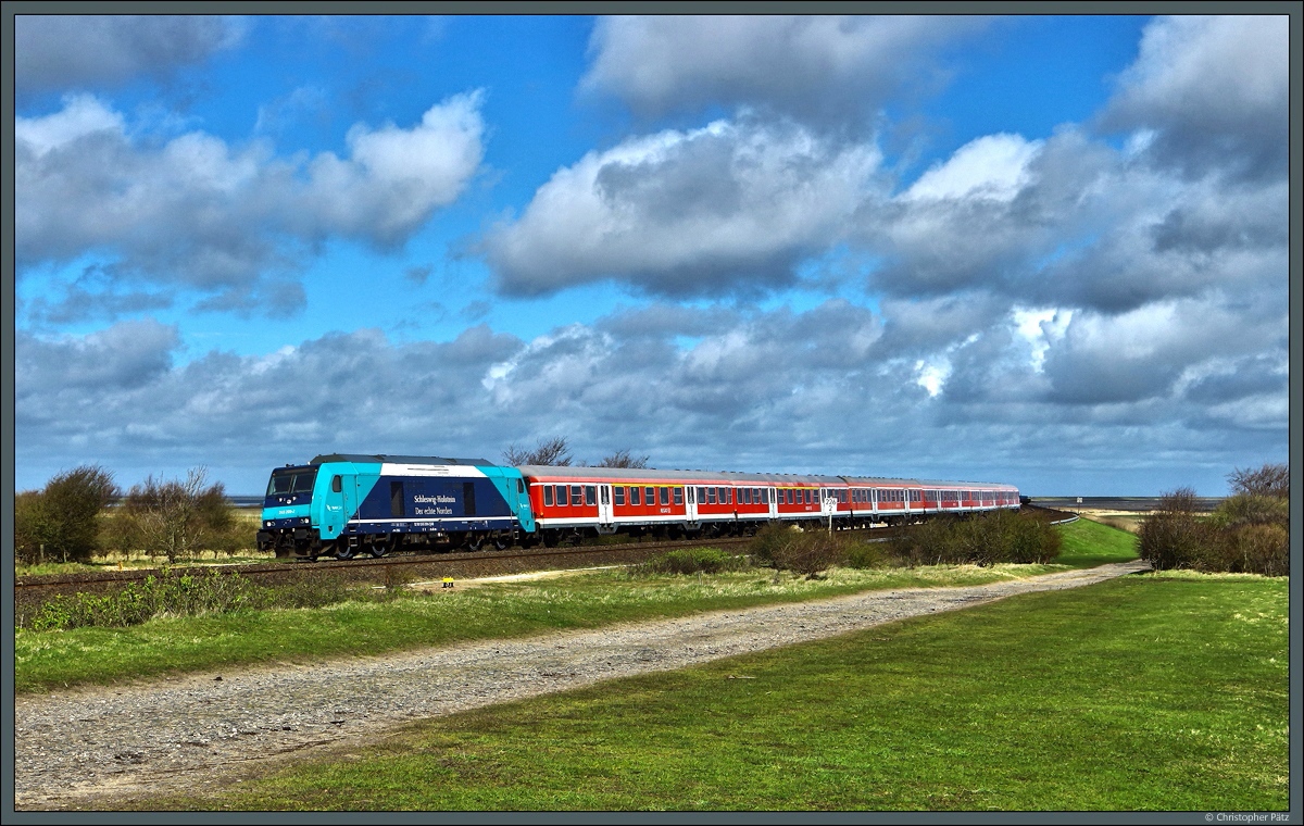 Mit einem Ersatzzug aus n-Wagen hat 245 209-2 am 15.04.2017 den Hindenburgdamm überquert und erreicht bei Morsum die Insel Sylt. Bis zum Zielbahnhof Westerland hat der RE 11016 nur noch wenige Minuten Fahrzeit vor sich.