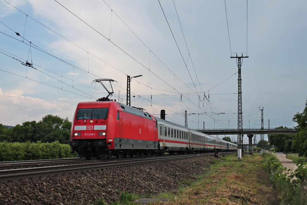 Mit einem Ersatzzug (Basel SBB - Berlin Ostbahnhof) fuhr am 22.05.2018 die 101 008-1 zusammen mit der 101 080-0 am Zugschluss durch die Überholgleise von Müllheim (Baden) in Richtung Freiburg (Breisgau).