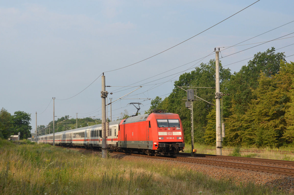 Mit einem Ersatzzug für den ausgefallenen ICE 1604 war 101 081 am 09.08.20 von Leipzig nach Berlin unterwegs. Hier passiert der IC 2908 Burgkemnitz.
