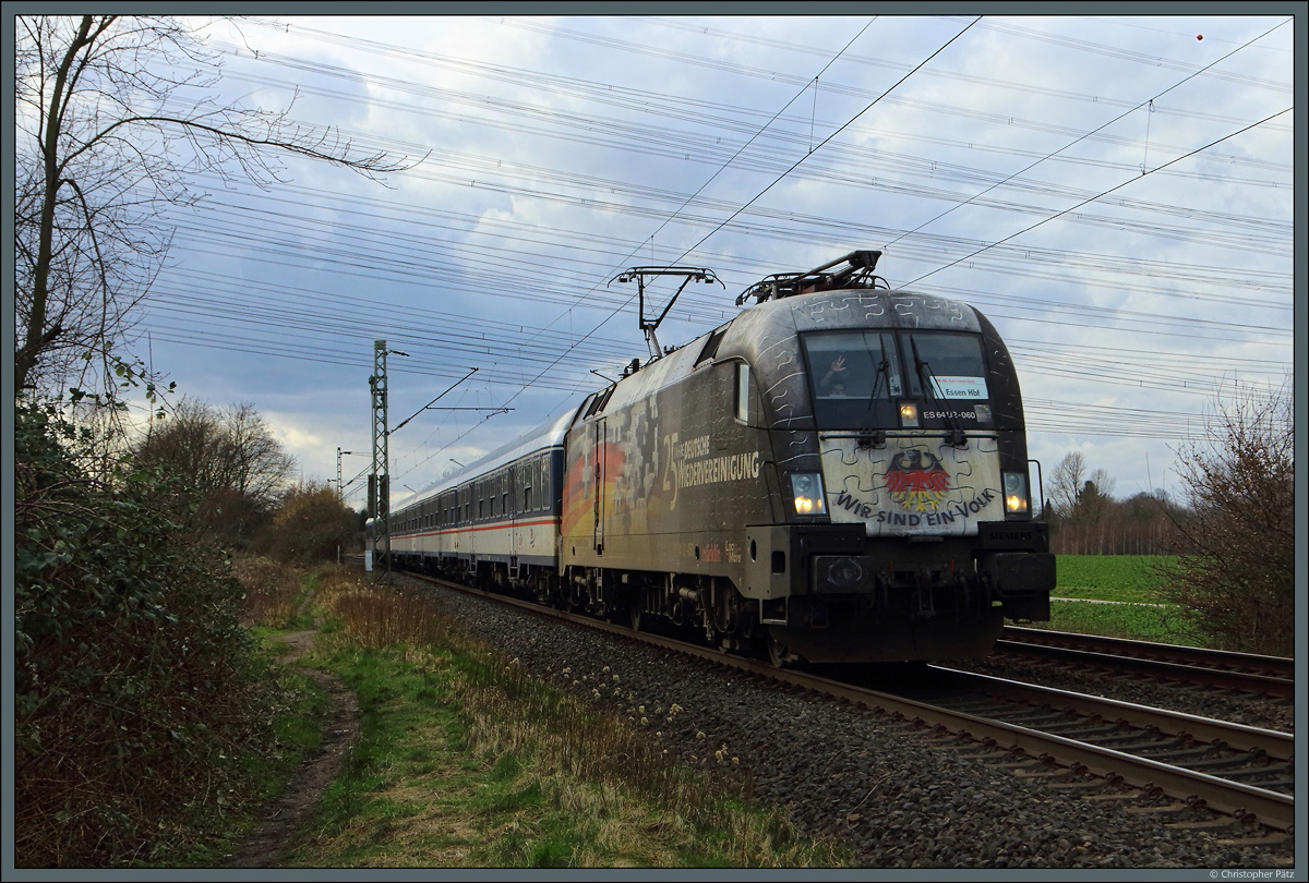 Mit einem Ersatzzug von TRI ist ES 64 U2-060  25 Jahre Wiedervereinigung  der Lok-Partner Betriebsgesellschaft am 19.02.2022 zwischen Essen Richtung Wattenscheid unterwegs.
