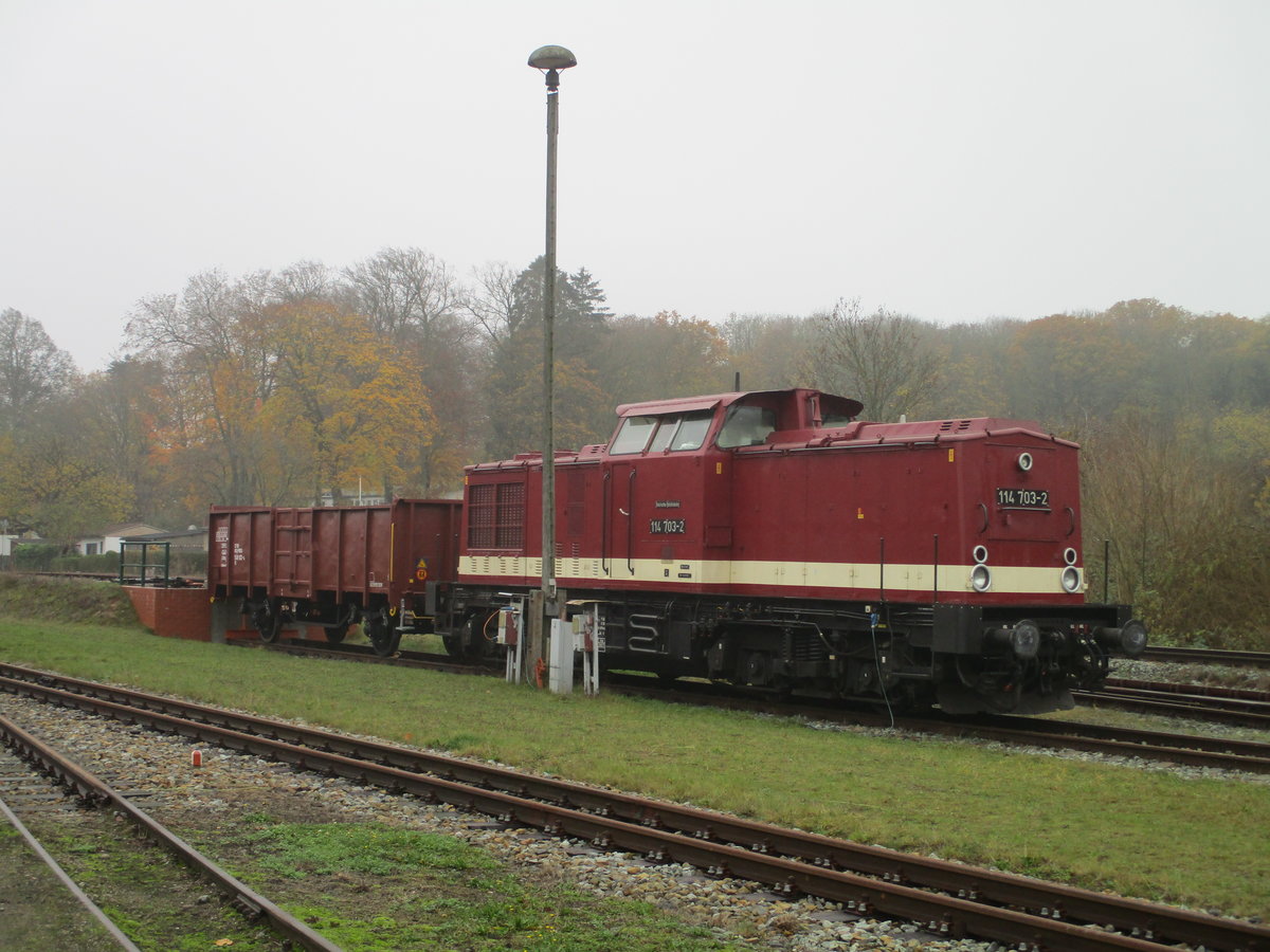 Mit einem Es stand,am 14.November 2020,die PRESS 114 703 in Putbus.