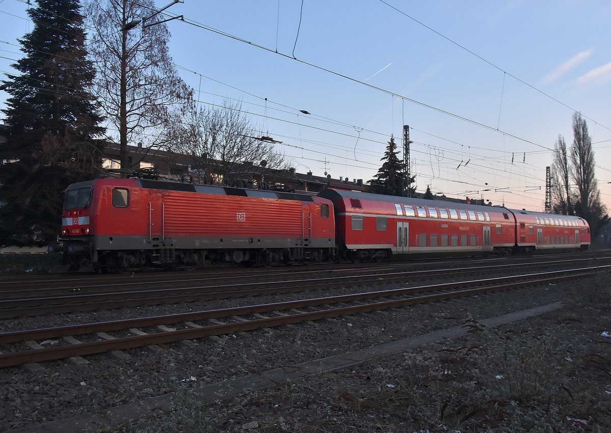 Mit einem etwas verkürztem RB27 kommt am Montag den 21.1.2019 die 143 661 am Nachmittag in den Rheydter Hbf eingefahren, etwas verspätet ist sie. 