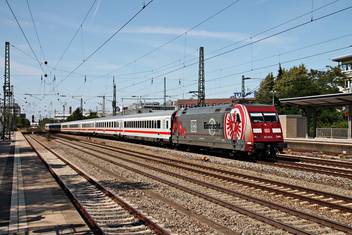 Mit einem EuroCity nach Österreich fuhr am 25.08.2015 die 101 110-5  Eintracht Frankfurt  durch München Heimeranplatz gen Ostbahnhof.