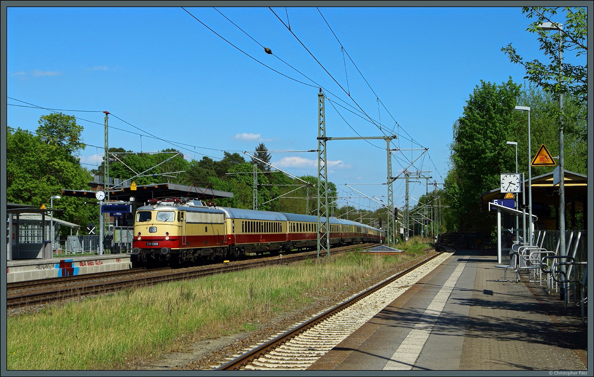 Mit einem farblich passenden Sonderzug der AKE fährt E10 1309 am 28.04.2018 durch den ehemaligen Grenzbahnhof Potsdam-Griebnitzsee. 