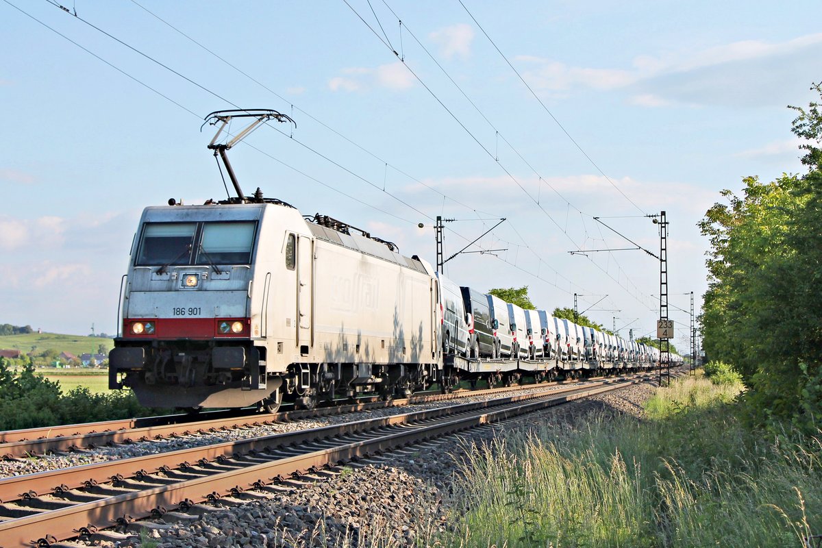 Mit einem  Fiat -Autozug nach Lahr (Schwarzw.) fuhr am Abend des 26.05.2020 die AKIEM/BLSC/TXL 186 901 nördlich von Hügelheim über die KBS 702 durchs Markgräflerland in Richtung Freiburg (Breisgau).