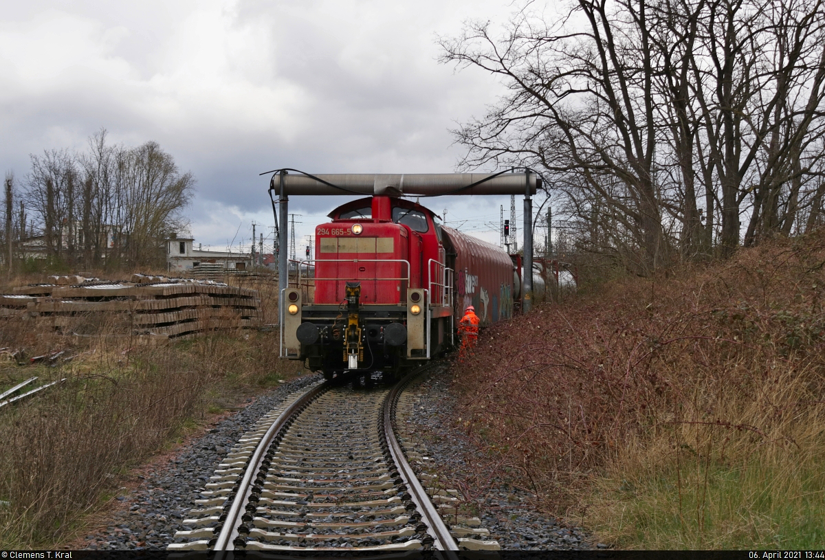Mit einem Flachwagen mit Planenverdeck und einem Containertragwagen kommt 294 665-5 auf dem alten RAW-Gelände in Halle (Saale) zum Stehen. Die kurze Übergabe, kommend vom ABB Trafowerk, wird hier die Richtung wechseln.
Ich stehe auf einem unbeschrankten Bahnübergang (Bü) bei Stillstand des Zuges. Das Bahnpersonal registrierte meine Anwesenheit.

🧰 DB Cargo
🕓 6.4.2021 | 13:44 Uhr