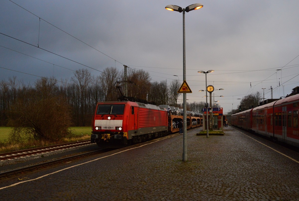 Mit einem FORD-Autozug ist die 189 039-1 auf der Kbs 465 unterwegs, hier durchfährt sie gerade Rommerskirchen. Samstag den 23.1.2016