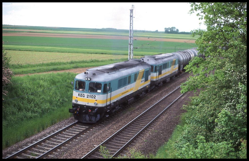 Mit einem Foto Schnellschuss von einer Straßenbrücke hielt ich die beiden aus Rumänien stammenden KEG Loks 2102 und 2101 im Bild fest, als sie am 17.5.1999 bei Herrnberchtheim mit ihrem Kerosinzug aus dem Emsland nach München unterwegs waren.