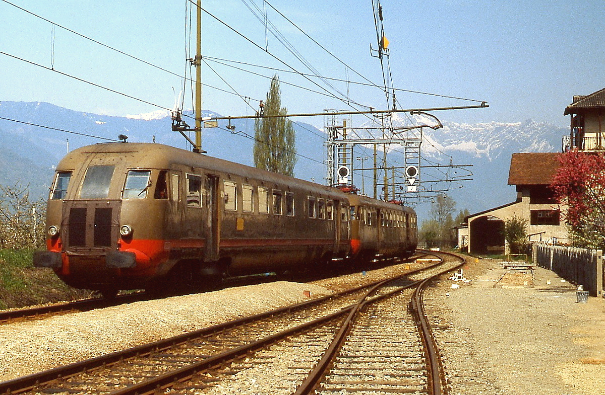 Mit einem führenden Steuerwagen der Reihe Le 840 fährt ein ALe 840 im März 1985 in den Bahnhof Vilpiano-Nalles/Vilpian-Nals ein