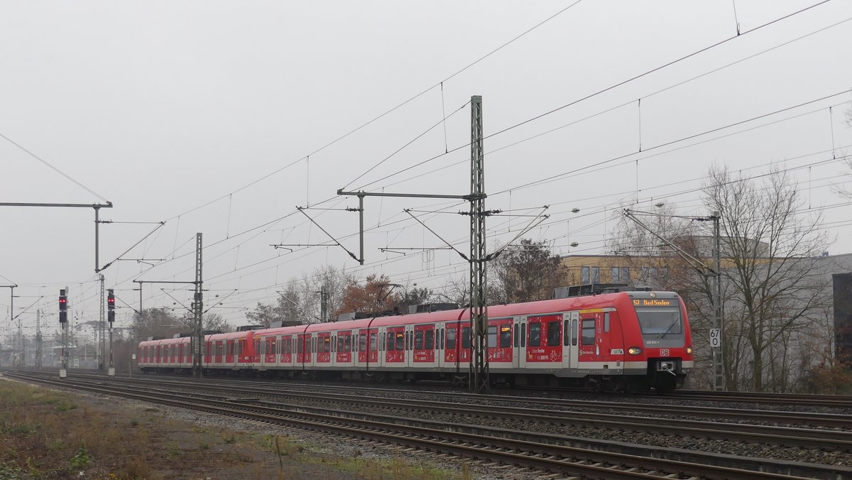 Mit einem führenden Weihnachts-Triebwagen ist diese S3 zwischen Langen und Langen Flugsicherung gen Bad Soden unterwegs. Aufgenommen am 29.12.2018 12:21