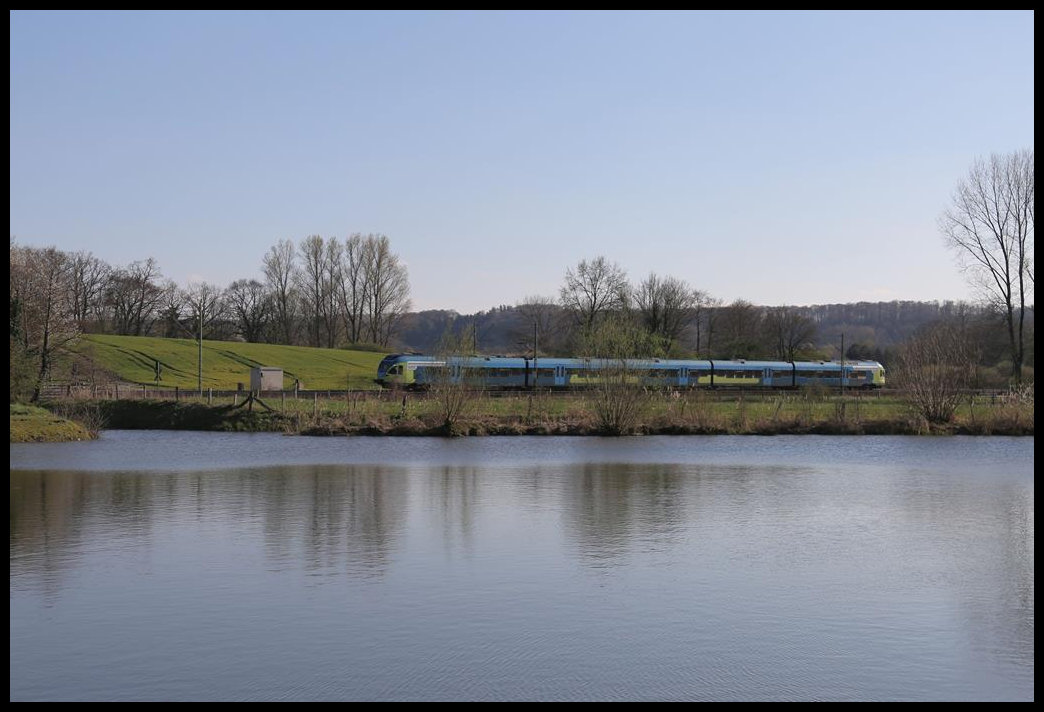 Mit einem fünfteiligen Flirt ist hier am 10.4.2019 um 17.30 Uhr die Eurobahn als RB 66 am Mühlenteich in Tecklenburg nach Münster unterwegs.