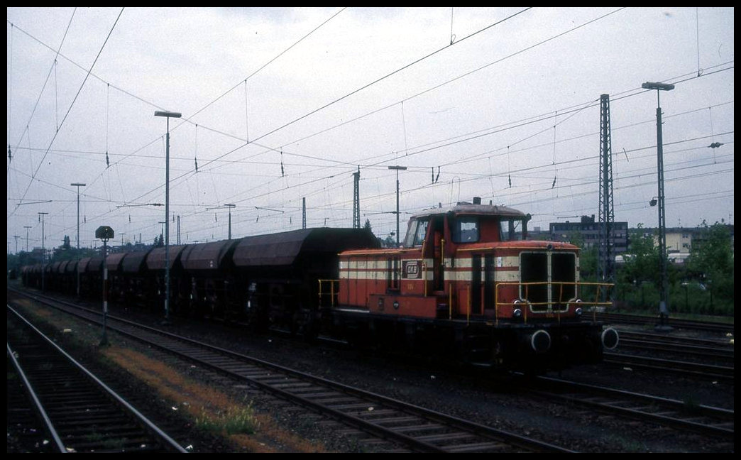 Mit einem für eine Nebenbahn langen Güterzug fährt hier die DKB V 24 am 13.5.1995 durch den Bahnhof Düren.