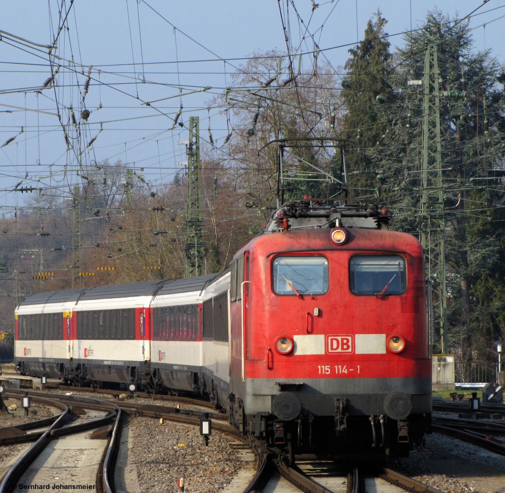 Mit einem Gubahn EC fhrt 115 114-1 aus Stuttgart kommend in Singen ein. Dort bernimmt eine schweizer Lok den Zug nach Zrich. Mrz 2012
PS: Bin mal gespannt wie hoch das Bild jetzt dargestellt wird.