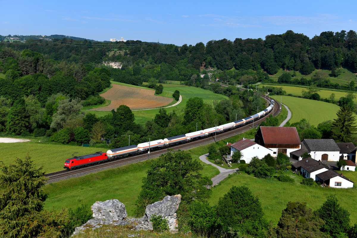 Mit einem Ganzzug bestehend aus Gaskesselwagen konnte ich am 05. Juni 2019 die 152 166 bei Hagenacker aufnehmen. 