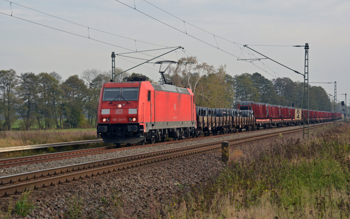 Mit einem Ganzzug Drahtrollen fuhr 185 241 am 04.11.17 durch Jütrichau Richtung Magdeburg.