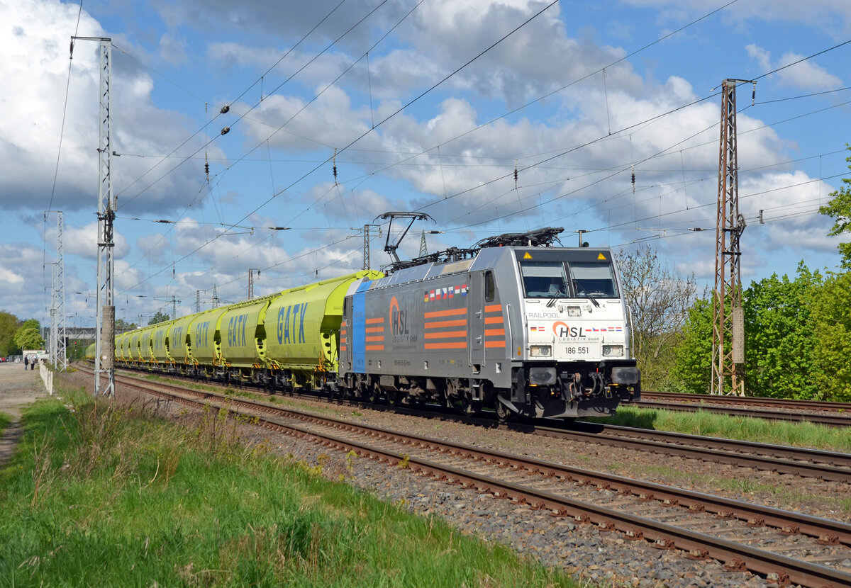 Mit einem Ganzzug GATX-Silowagen am Haken rollt 186 551 der HSL am 18.04.24 durch Saarmund Richtung Schönefeld.