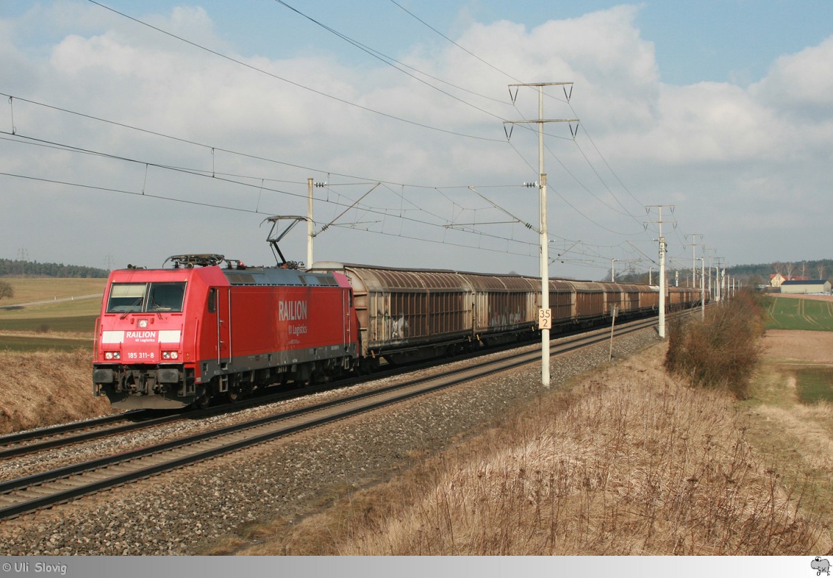 Mit einem Ganzzug gebildet aus Schiebewandwagen ist 185 311-8 am Morgen des 12. März 2015 auf der KBS 805 kurz vor Neustadt an der Aisch unterwegs.